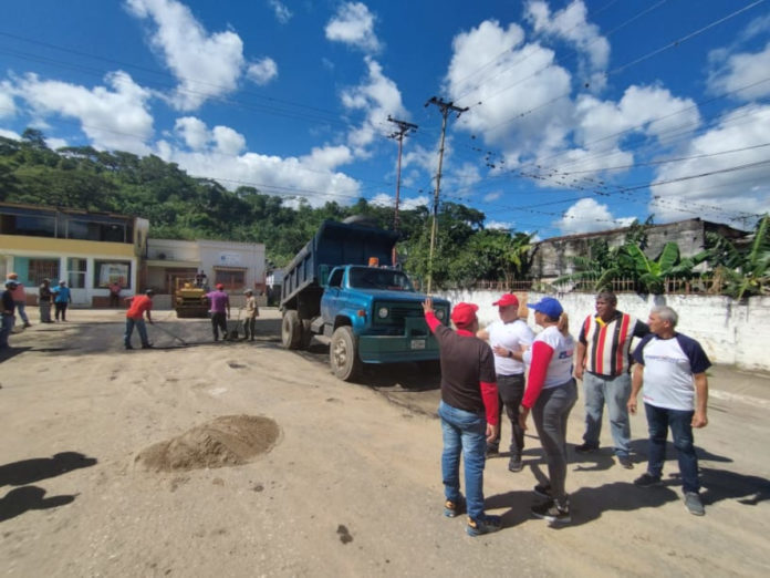 Plan de asfaltado y bacheo llega a parroquias de San Felipe