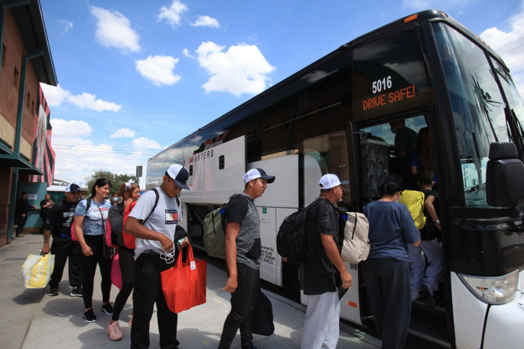 Envían autobuses con migrantes venezolanos desde El Paso a Nueva York y Chicago