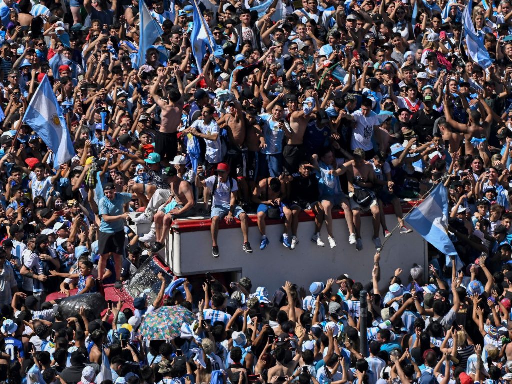 Selección argentina comienzan caravana de celebración en Buenos Aires