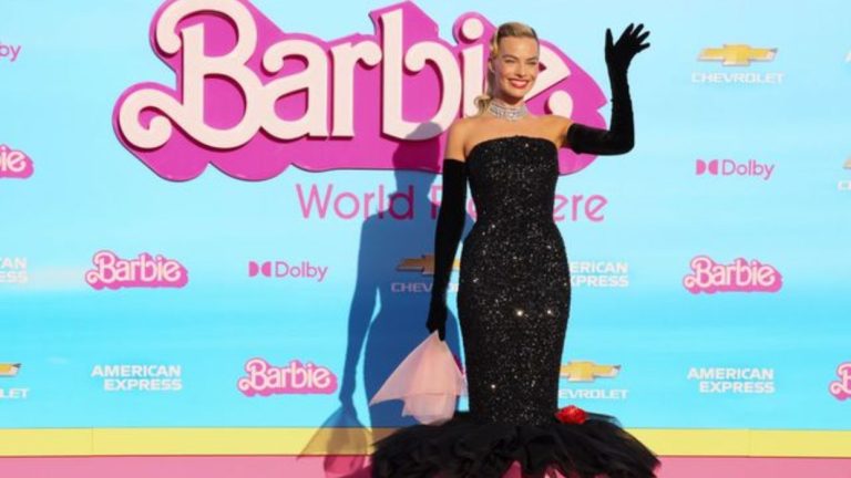 Margot Robbie aparece en la premier oficial de Barbie con el ‘look’ más rompedor de la promo de la película