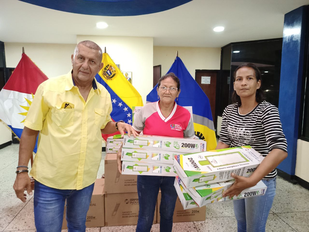 Bruzual entregan 422 luminarias para atender casos del 1 x 10 del Buen Gobierno